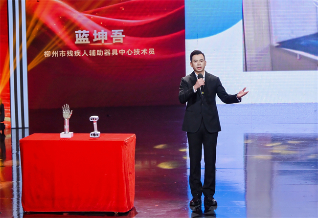 图为蓝坤吾宣讲 图为蓝坤吾宣讲